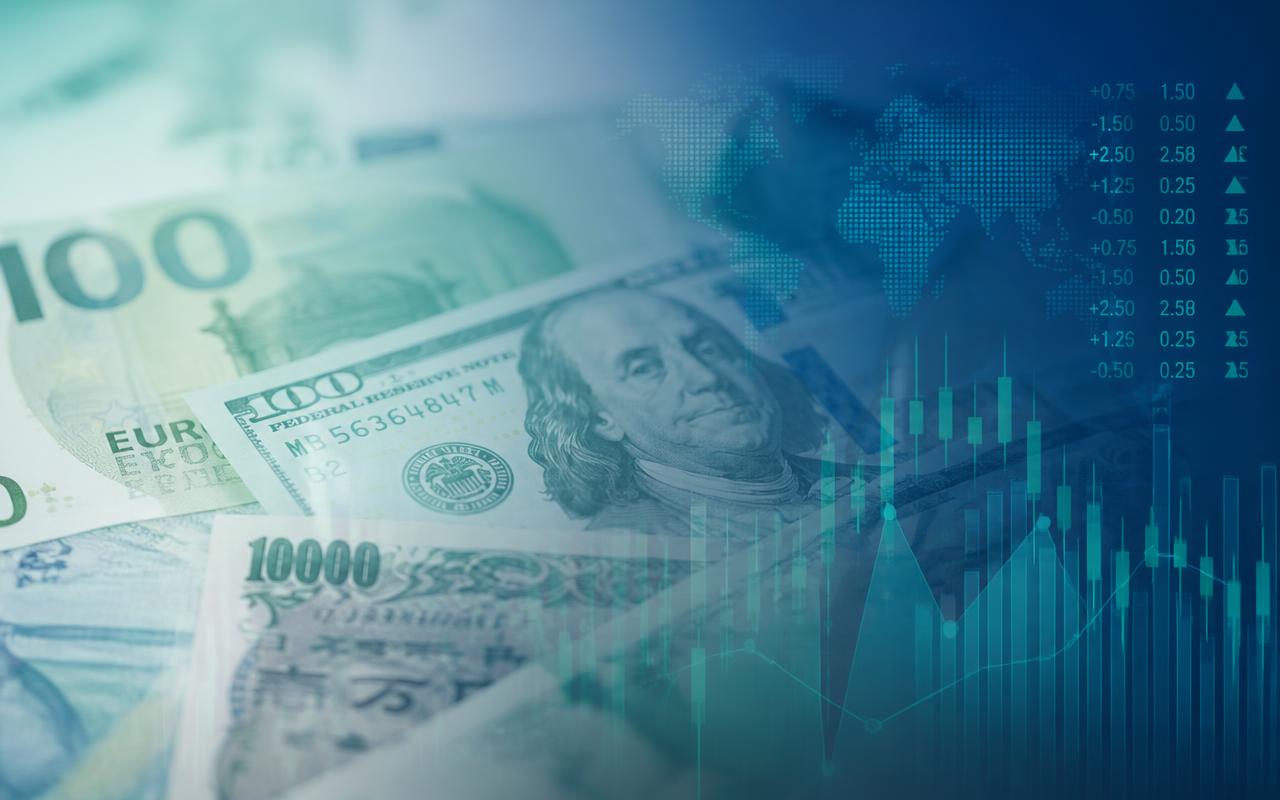 Cédulas de diferentes moedas com gráficos financeiros sobrepostos